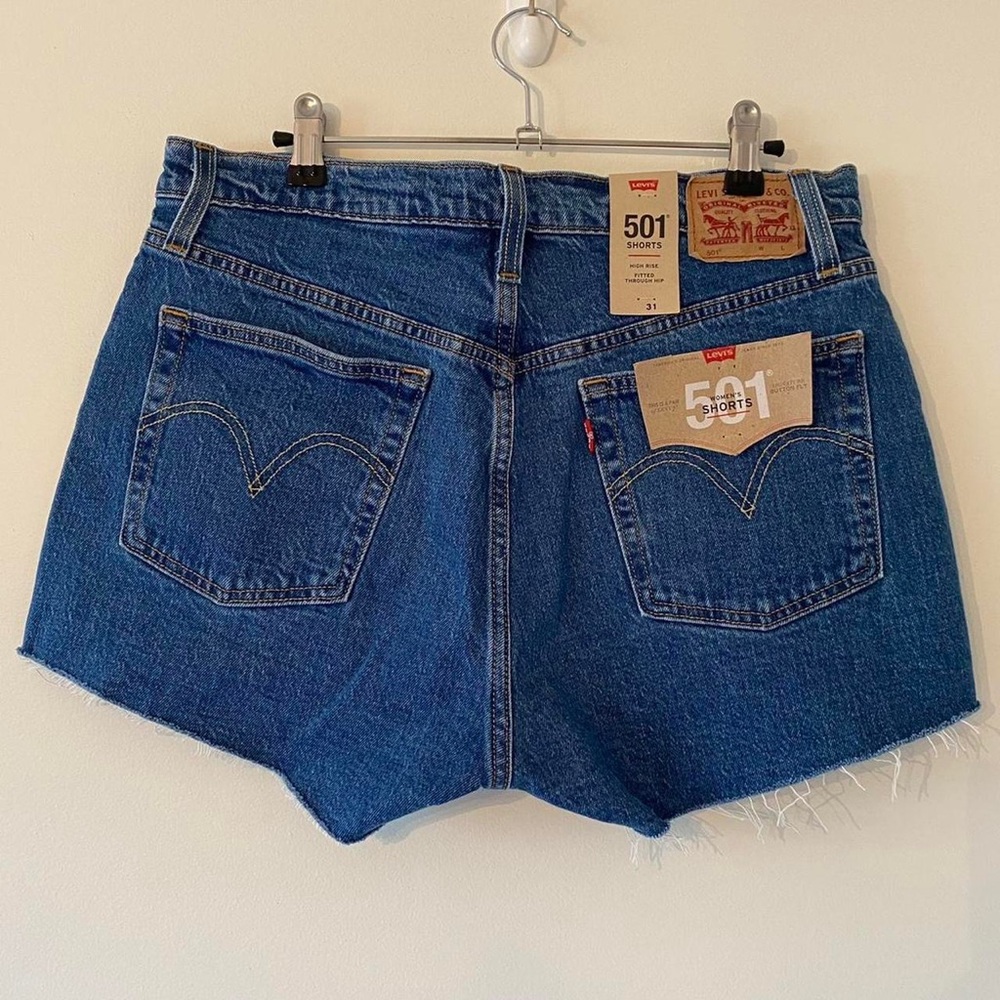 Levi’s high-rise dark wash 501 denim shorts💙